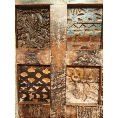 Détail des sculptures et des couleurs d'origine du meuble indien