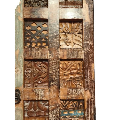Détail des sculptures et des couleurs d'origine du meuble indien