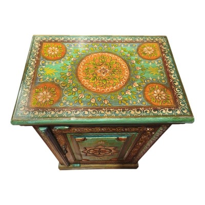 Détail des motifs floraux peints à la main sur la porte du chevet indien