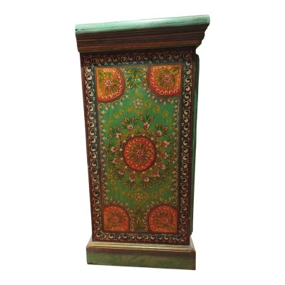 Détail des motifs floraux peints à la main sur la porte du chevet indien